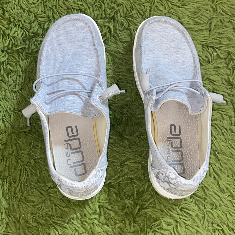 Grey hey dudes